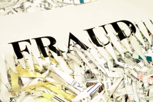 Abogado de delitos de robo en San Diego y Vista 6 Papel triturado que dice "fraude" en inglés