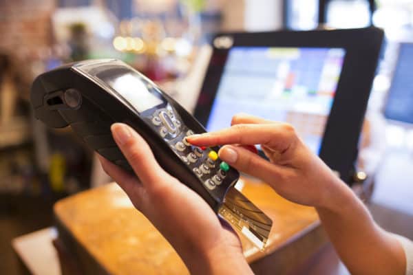 Abogado de Defensa de Fraude de San Diego en Vista 2 Mujer escribiendo números en la máquina de tarjetas de crédito