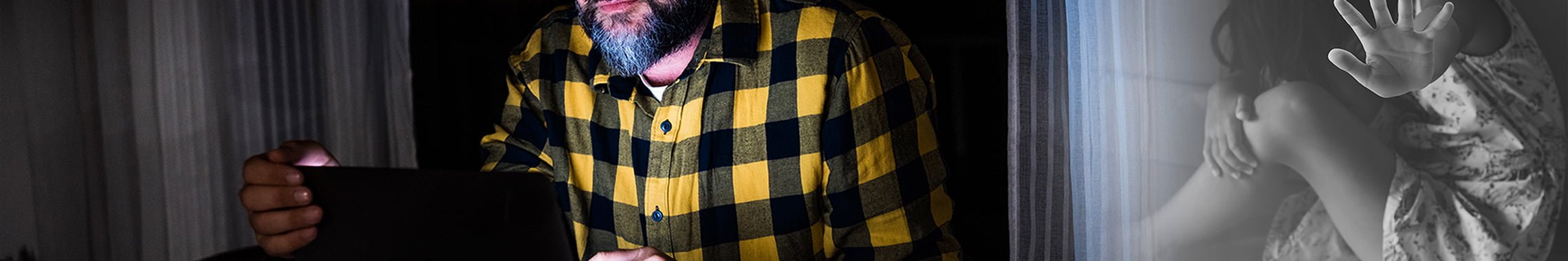 Abogado por Cargos de Pornografía Infantil 1 Hombre mirando la computadora y una joven con la mano en alto